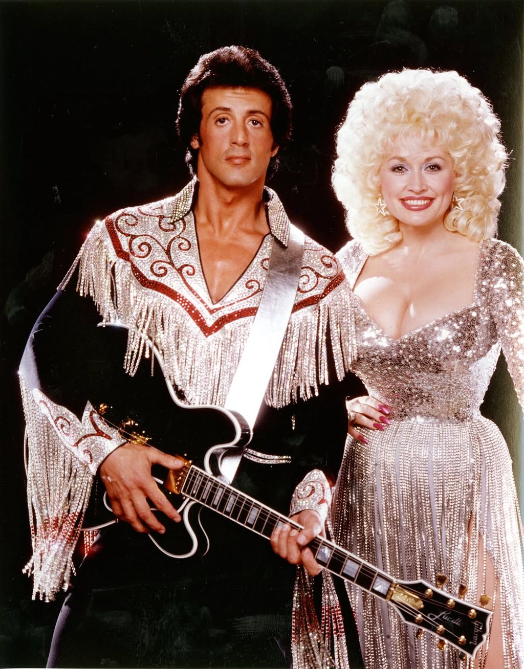 1984 júniusában mutatták be a Sylvester Stallone és Dolly Parton főszereplésével az Énekes izompacsirta című filmet.