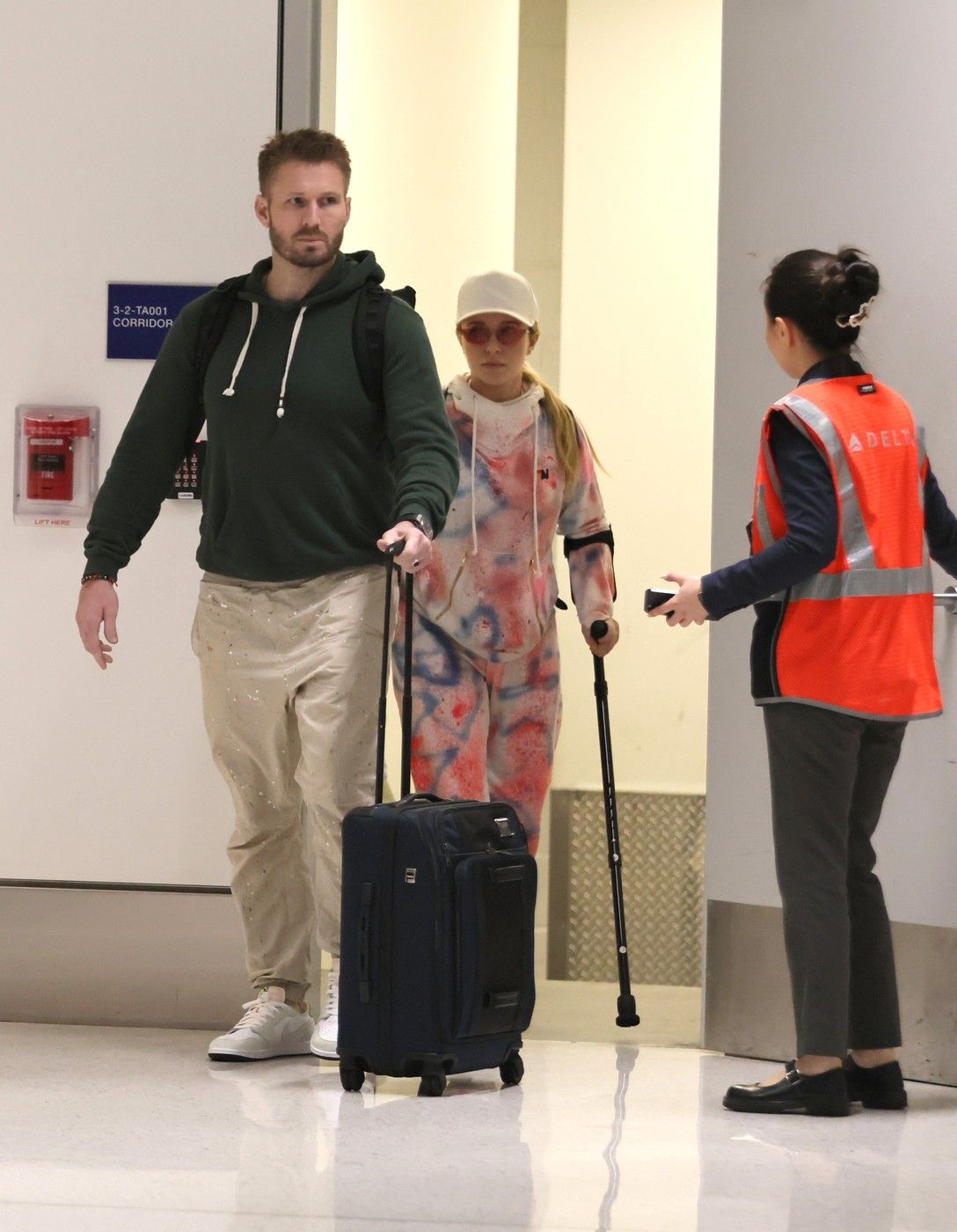 Hayden Panettiere mankóval a Los Angeles-i reülőtéren barátjával, Brian Hickersonnal
