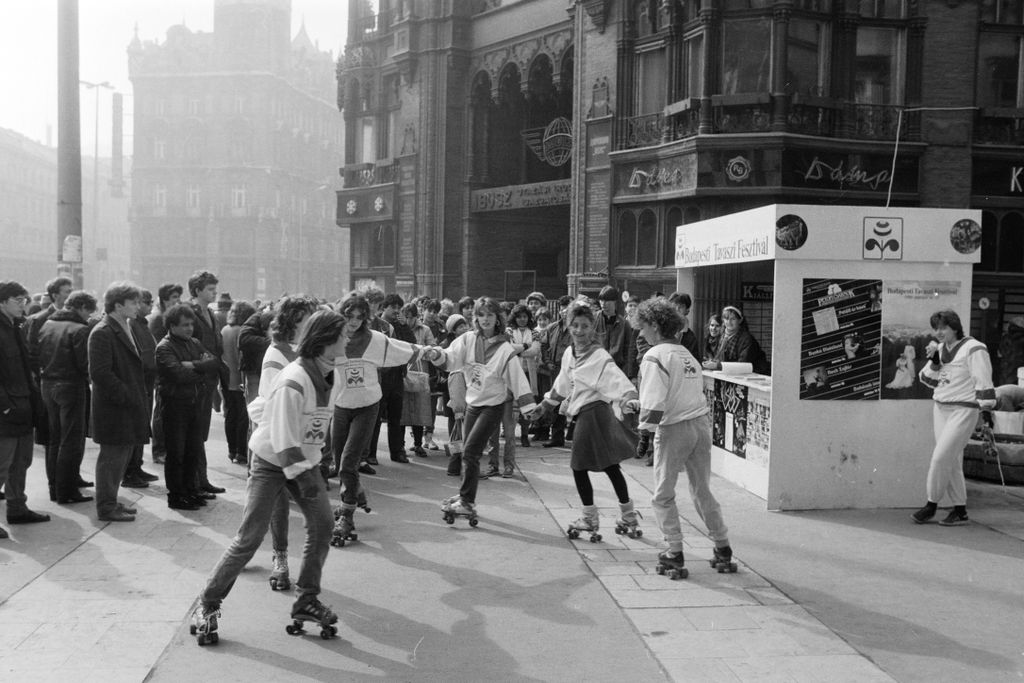 Magyarország, Budapest V. - Ferenciek tere (Felszabadulás tér) a Petőfi Sándor utca torkolatánál. A felvétel a Budapesti Tavaszi Fesztivál alkalmával készült 1986-ban.