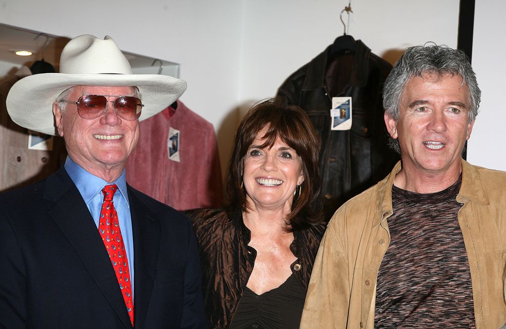 Larry Hagman, Linda Gray és Patrick Duffy pózolnak a fotósoknak 2007. július 9-én.