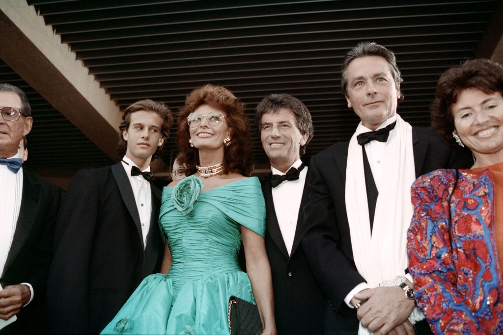 Sophia Loren fia, Edoardo Ponti, az olasz színésznő Sophia Loren, a francia kulturális miniszter Jack Lang és a francia színész Alain Delon pózolnak a 42. Cannes-i Filmfesztivál megnyitóünnepségén 1989-ben.
