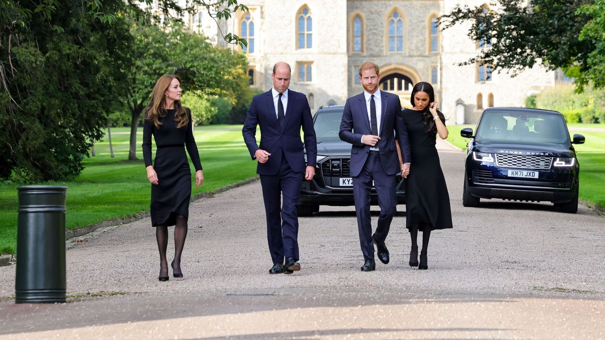 Vilmos herceg és Katalin hercegné, valamint Harry herceg és Meghan Markle II. Erzsébet királynő halála után a Windsor-kastélynál.