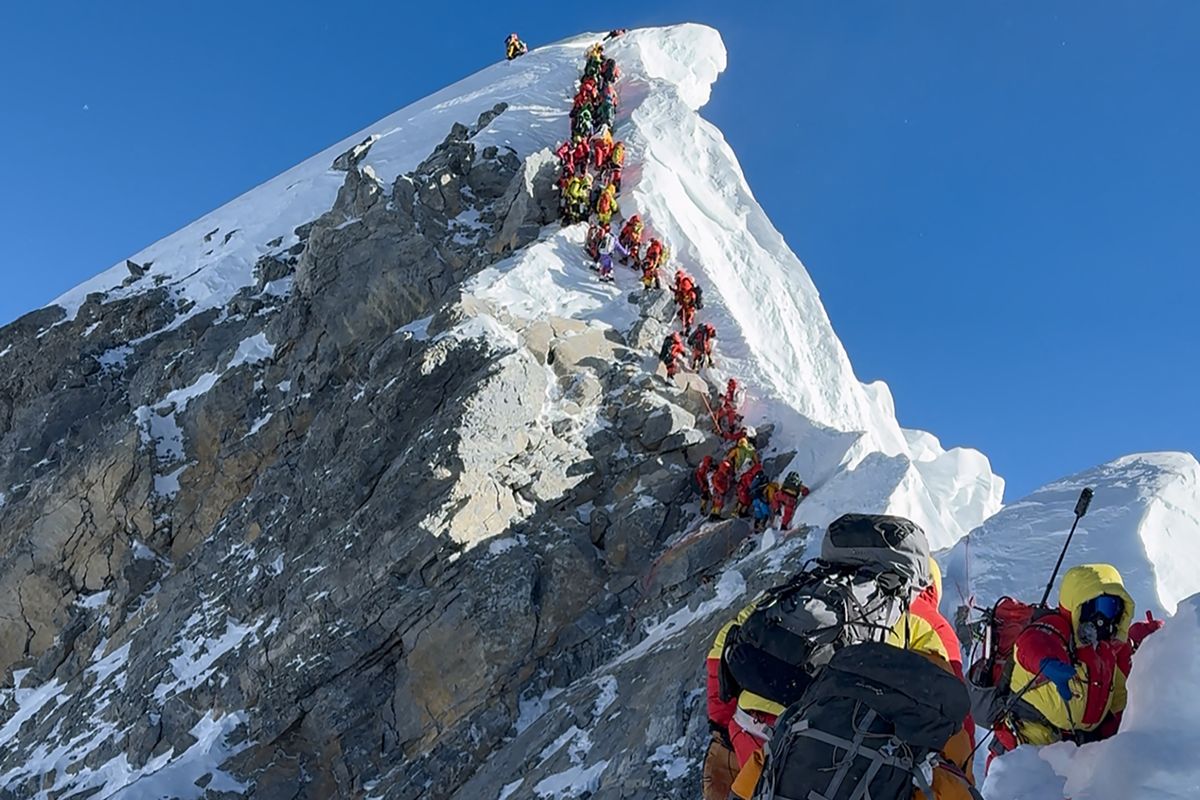 2026. május 20-án készült felvételen hegymászók sorakoznak a Hillary-lépcsőn a nepáli Mount Everest csúcsa felé tartva