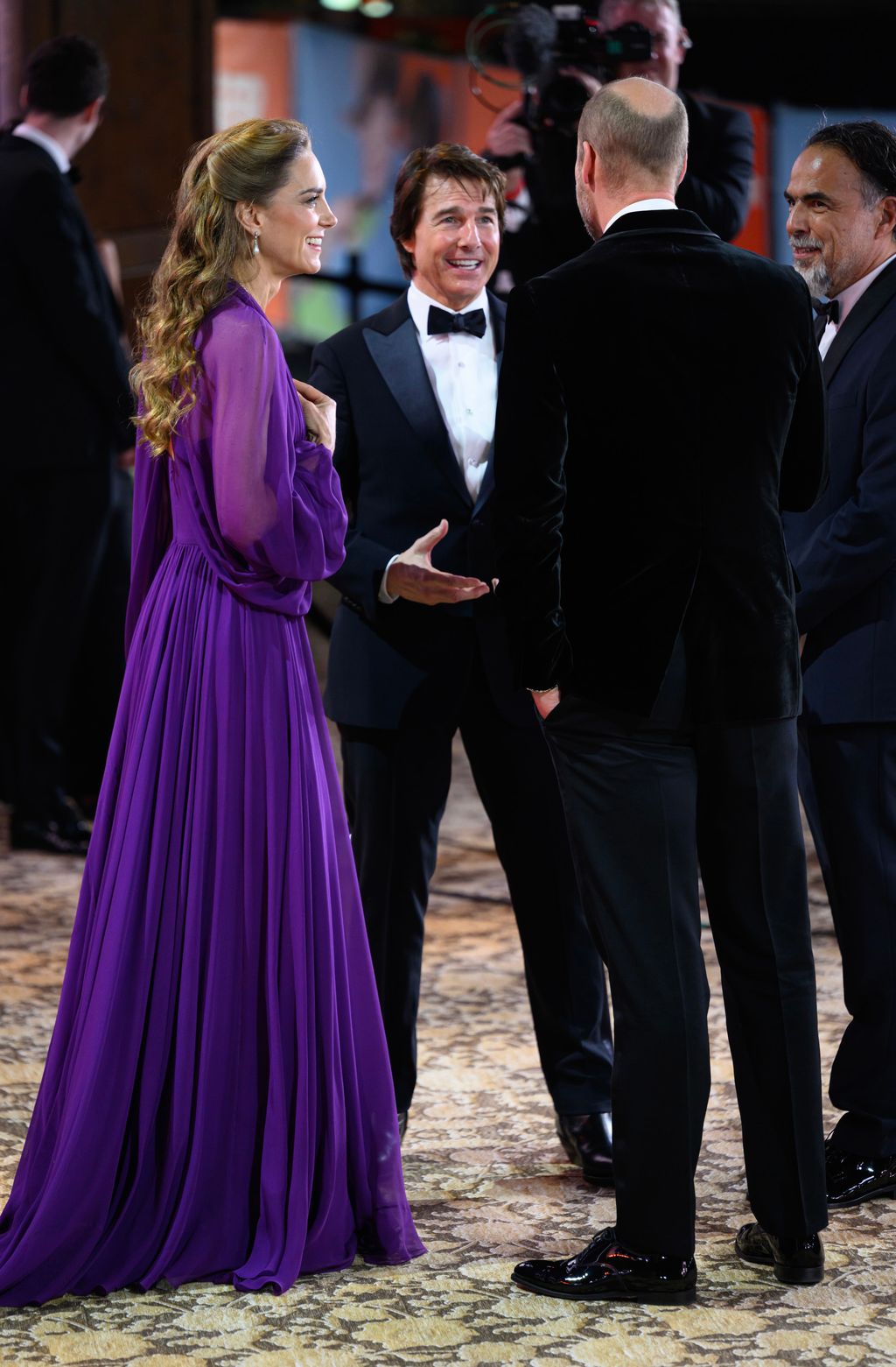 Katalin hercegné és Vilmos herceg Tom Cruise-zal beszélgetnek.