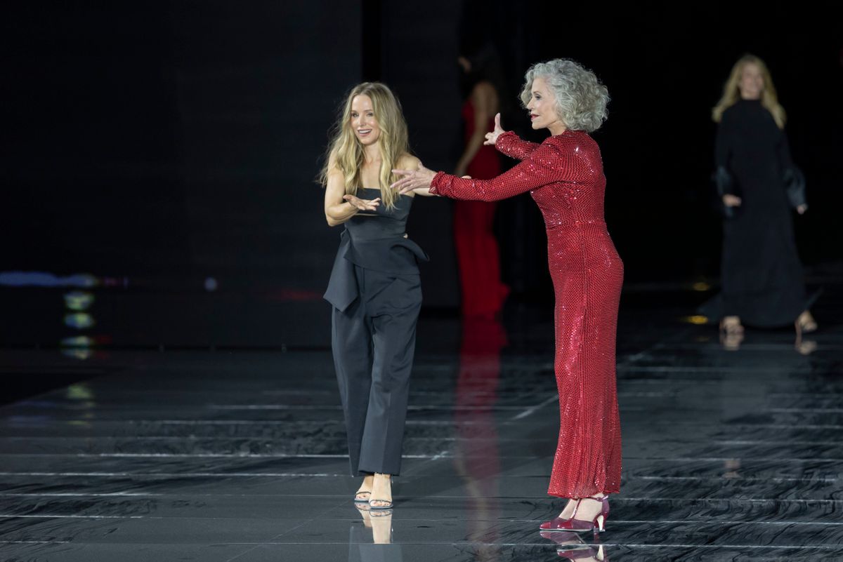 Nadia Comaneci, Jane Fonda – Défilé L’Oreal Paris « Express Your Worth » à Paris, France, le 29 septembre 2025. © Olivier Borde / Bestimage L’Oreal Paris Fashion Show, « Express Your Worth » à Paris France, September, 2025