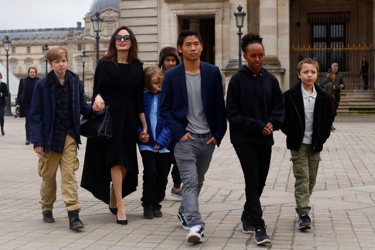 Angelina Jolie with her children Shiloh, Maddox, Vivienne Marcheline, Pax Thien, Zahara Marley, Knox Leon visit The Louvre in Paris. ***SPECIAL INSTRUCTIONS*** Please pixelate children's faces before publication.***.
30 Jan 2018
Pictured: Angelina Jolie, Shiloh, Maddox, Vivienne Marcheline, Pax Thien, Zahara Marley, Knox Leon.
Photo credit: MT / MEGA

TheMegaAgency.com
+1 888 505 6342 January 30, 2018