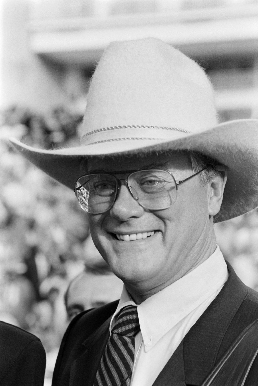 1986. október 5-én Párizsban készült felvétel: Larry Hagman részt vesz a Diadalívnél rendezett lóversenyen.