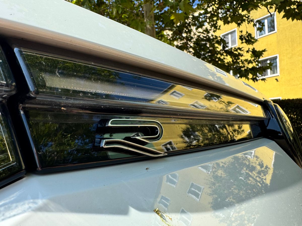 Volkswagen Tayron R-Line embléma az autó karosszériáján.