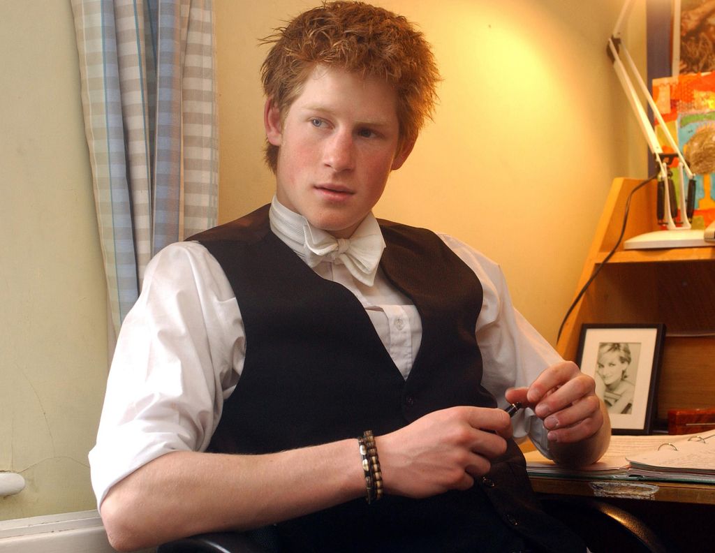 2003. június 8-án Harry herceg az Eton College-i szobájában.