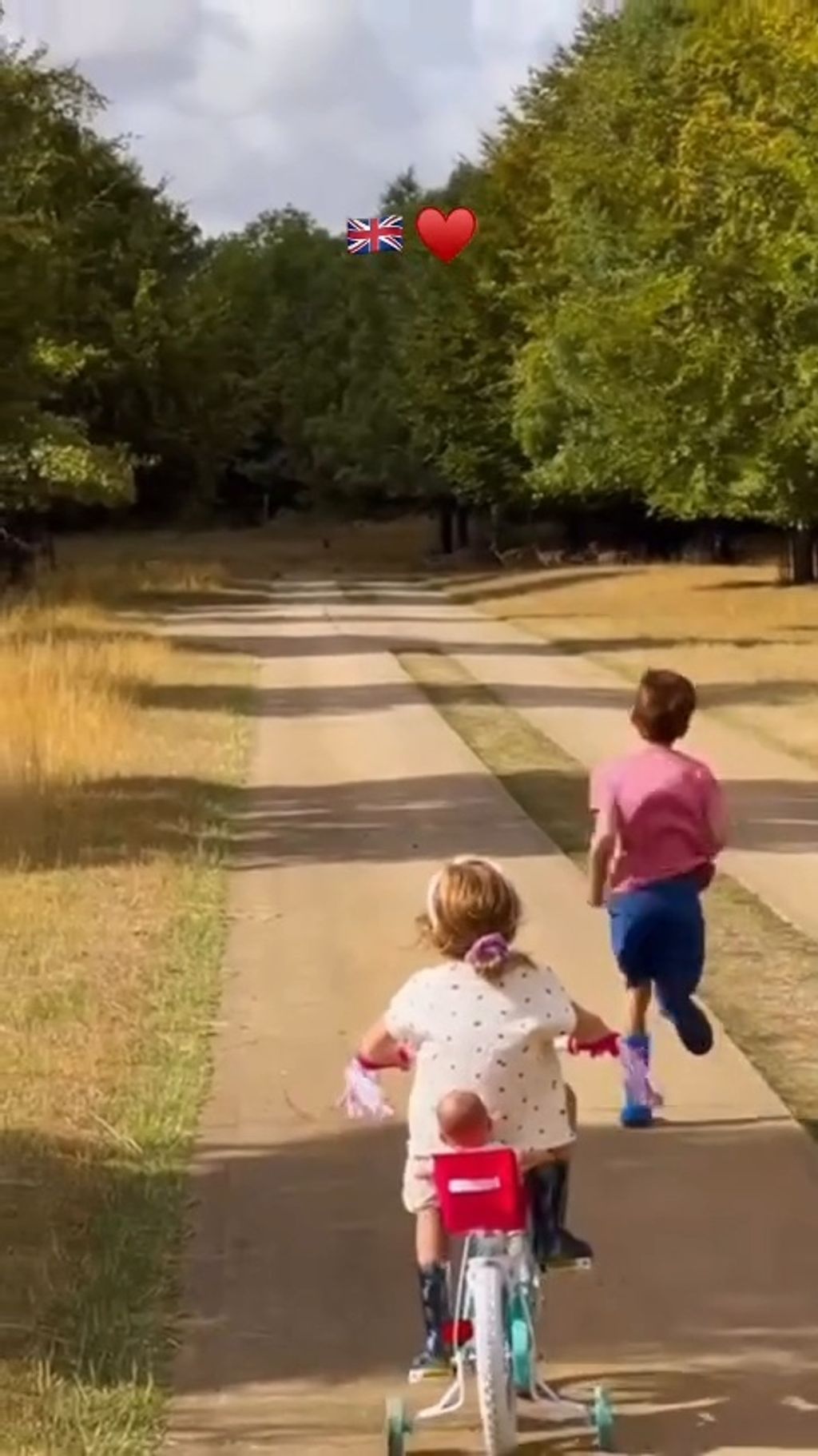 Archie herceg és Lilibet hercegnő felfedezik az angol vidéket
