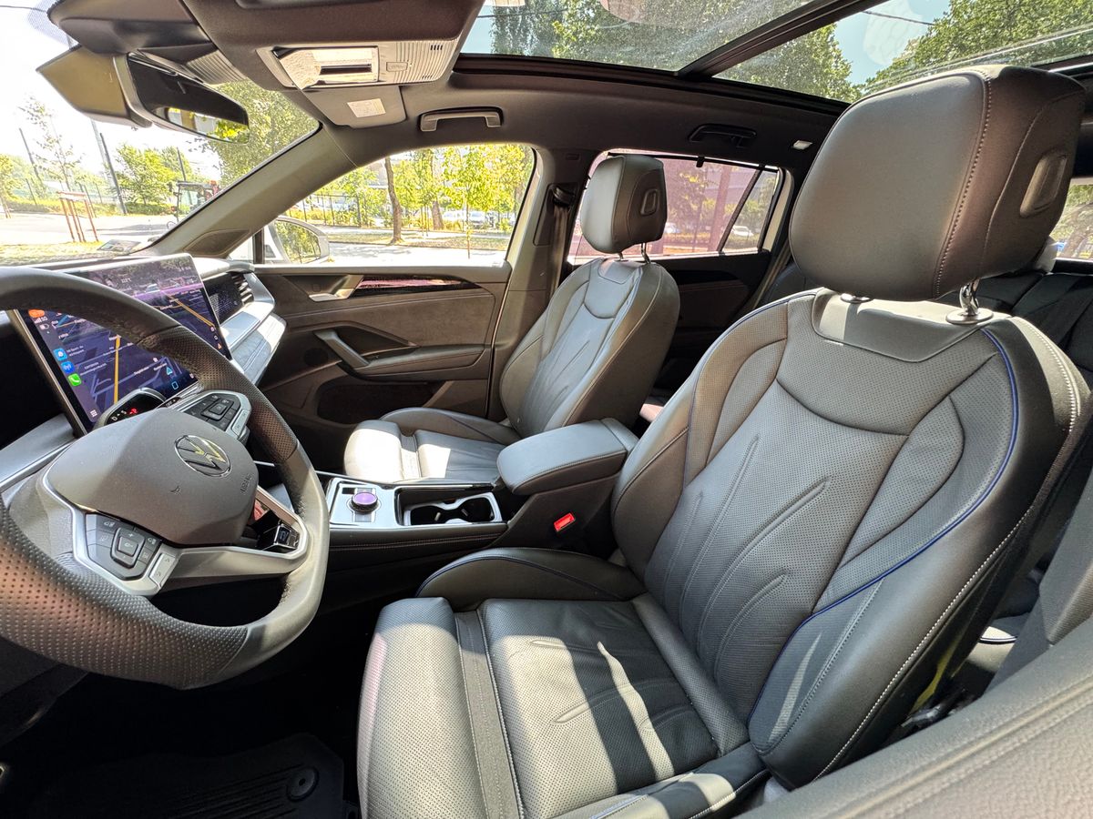 Volkswagen Tayron R-Line első ülései és panorámatetős utastere