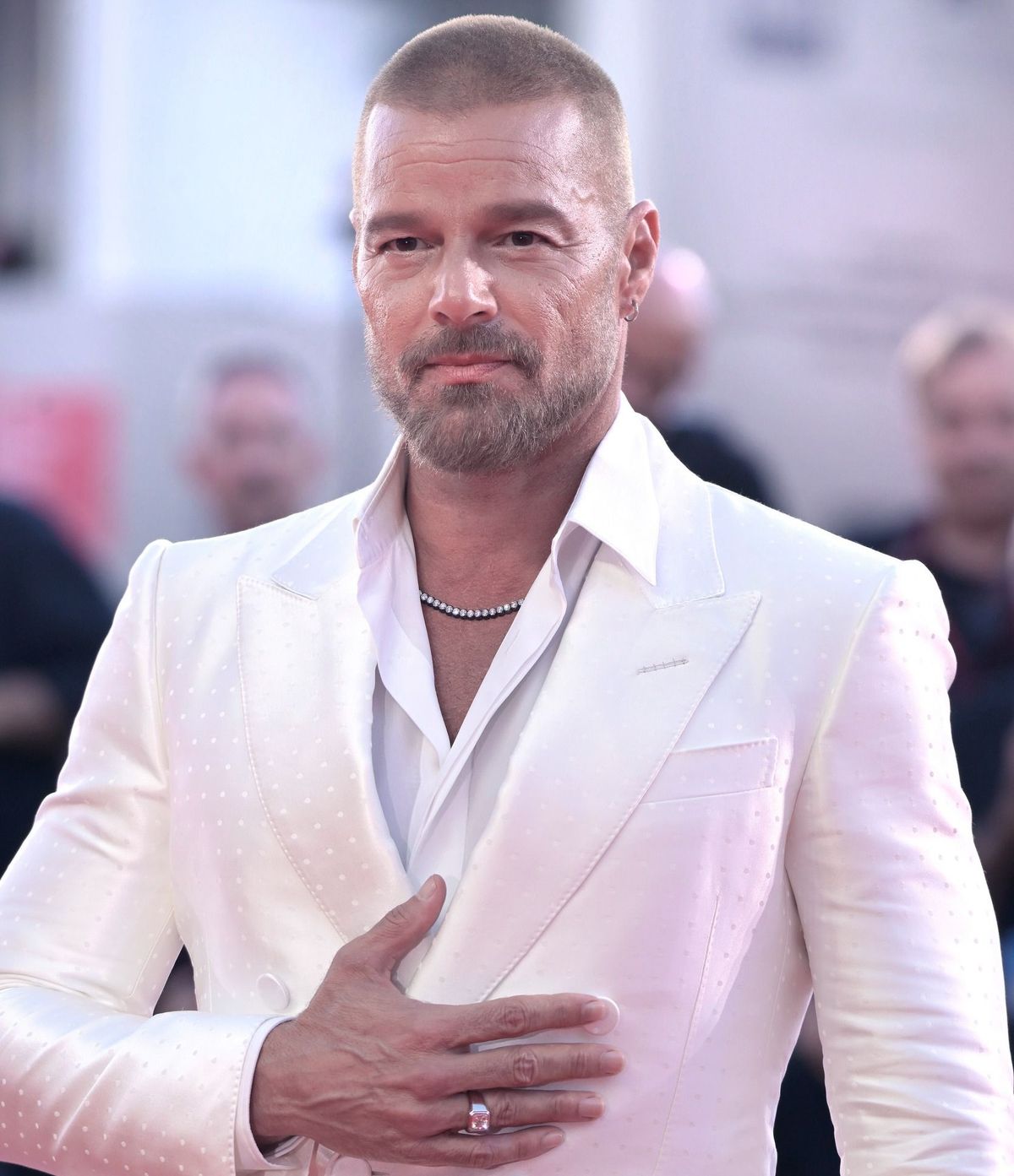 Ricky Martin szinte felismerhetetlen a velencei filmfesztiválon.