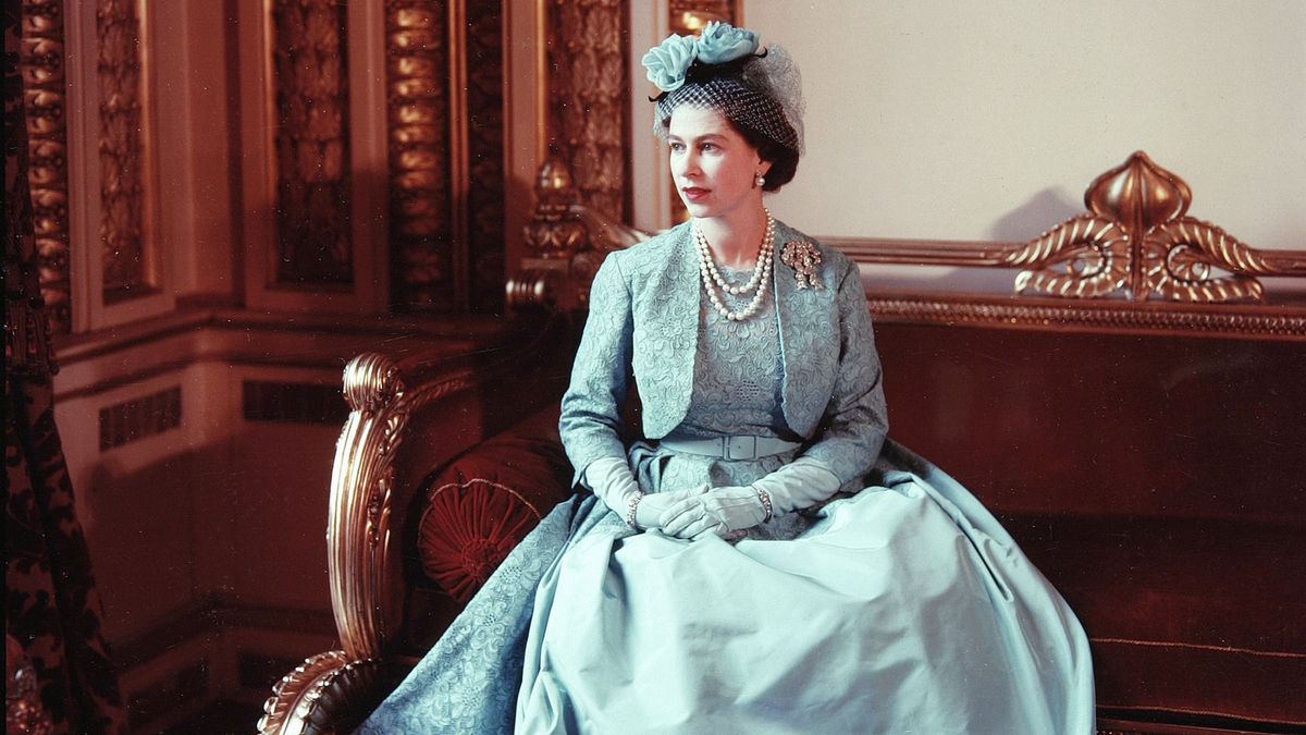 II. Erzsébet egy 1960-as években készült portrén, ahogy a Buckingham-palotában ül modellt. 