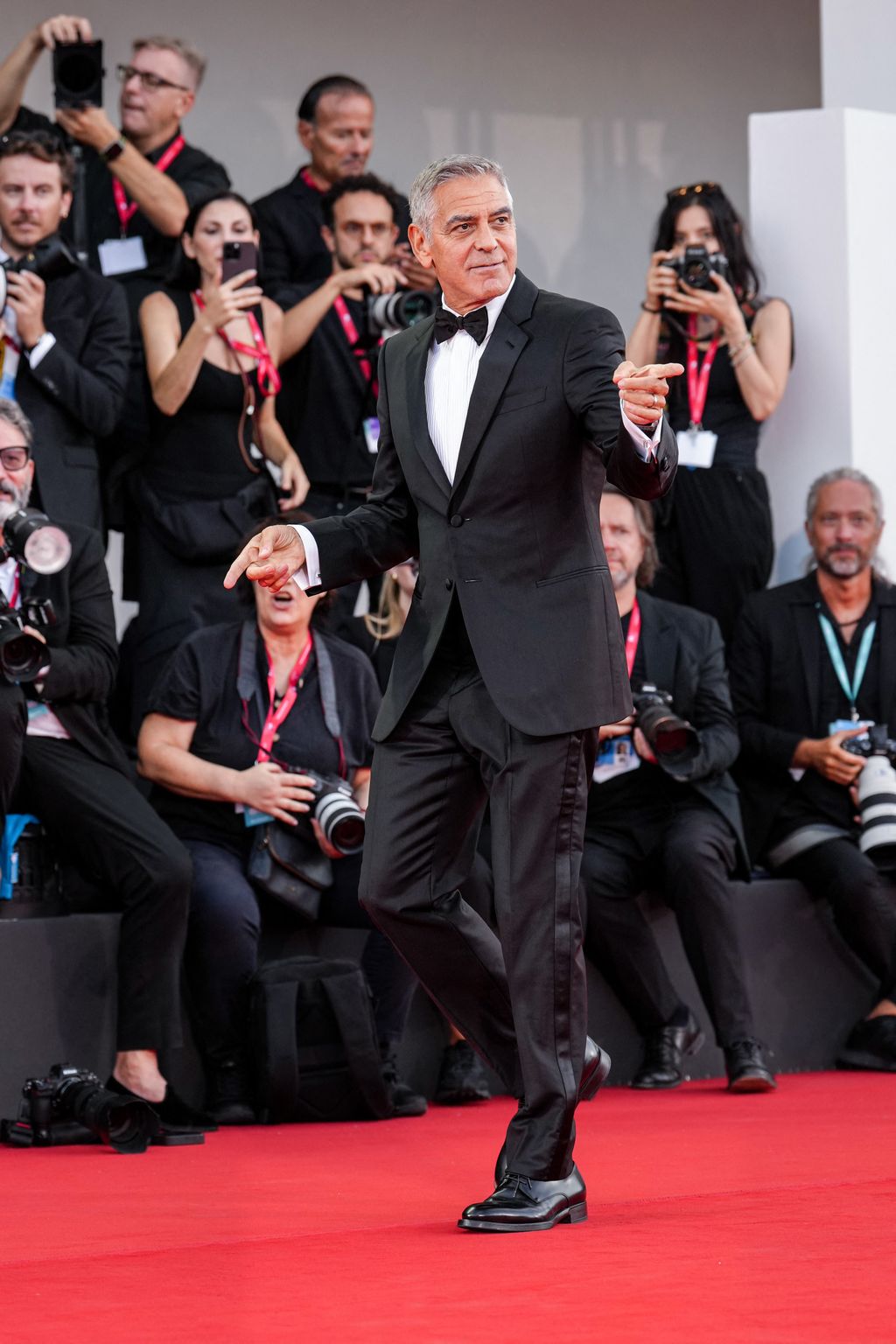 A rövid fotóskarrier után George Clooney, mint aki jól végezte dolgát, folytatta az ünneplést.