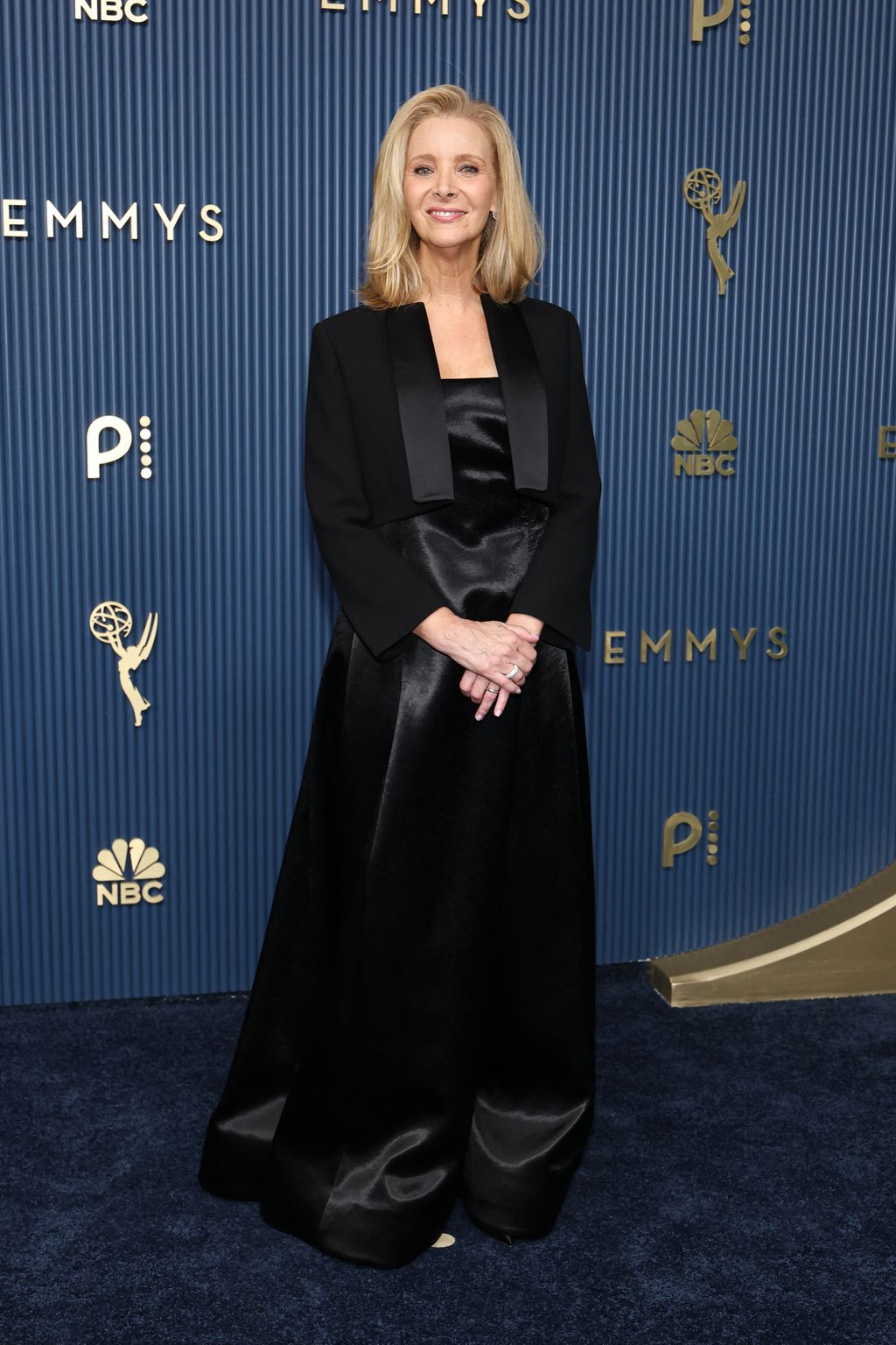 Lisa Kudrow színésznő egy férfi szmokingból ihletett szettet választott: vállpánt nélküli, fekete selyemruhát viselt, amelyet egy rövid szabású blézerrel egészített ki, de az összahtás valahogy nem volt a legjobb.