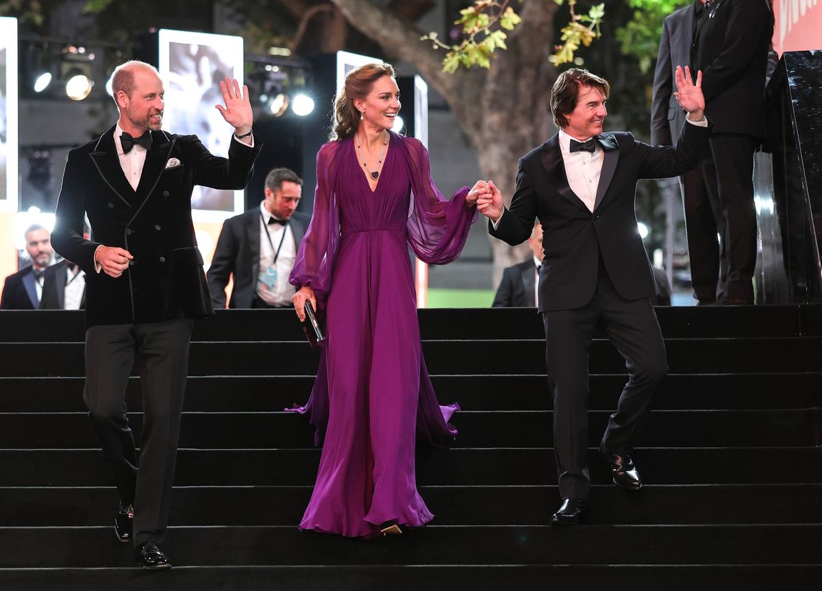 Tom Cruise lesegítette Katalin hercegnét a lépcsőn, ezzel pedig megszegte a királyi protokollt