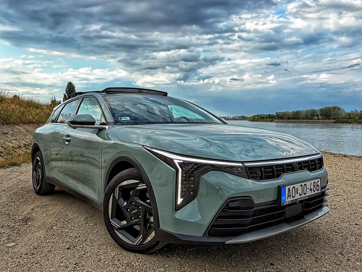 Mélyzöld Kia K4 GT Line ferdehátú a vízparton, elölnézetből