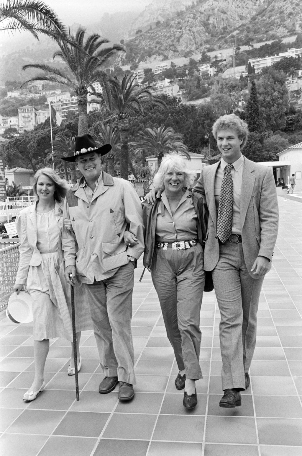 1982. május 4-én Monacóban Larry Hagman a feleségével, Maggal (jobbról a második), valamint gyermekeivel, Heidivel (balra) és Prestonnal (jobbra).