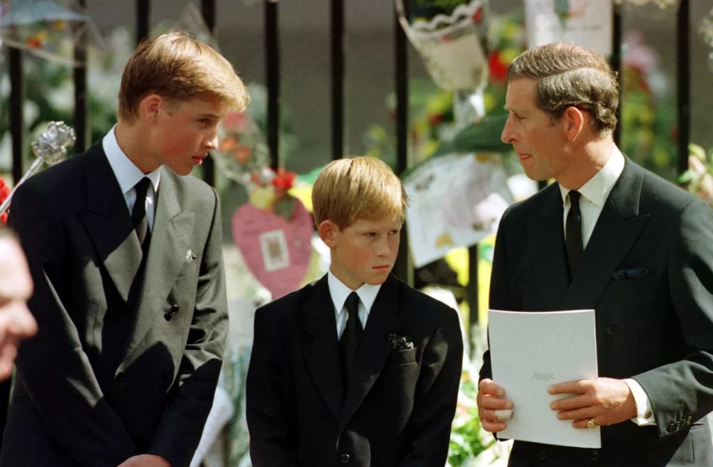 Vilmos herceg, Harry herceg és Károly király a a Westminster-apátság előtt várják, hogy Diana, Wales hercegnéjének koporsóját bevigyék az aptásgába 1997 szeptemberében.