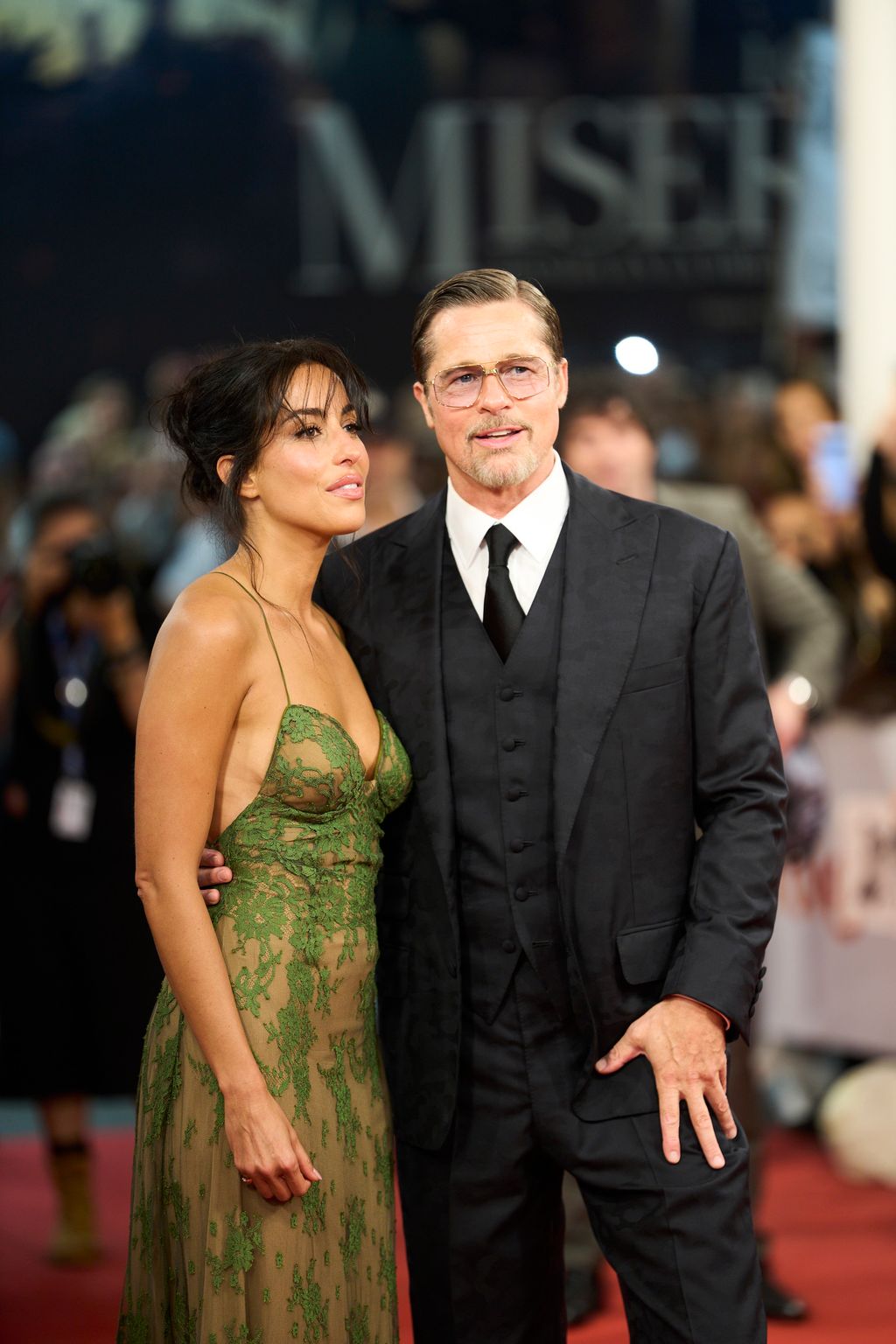 Brad Pitt és Ines de Ramon a San Sebastian Nemzetközi Filmfesztivál vörös szőnyegén 2026. szeptember 23-án.