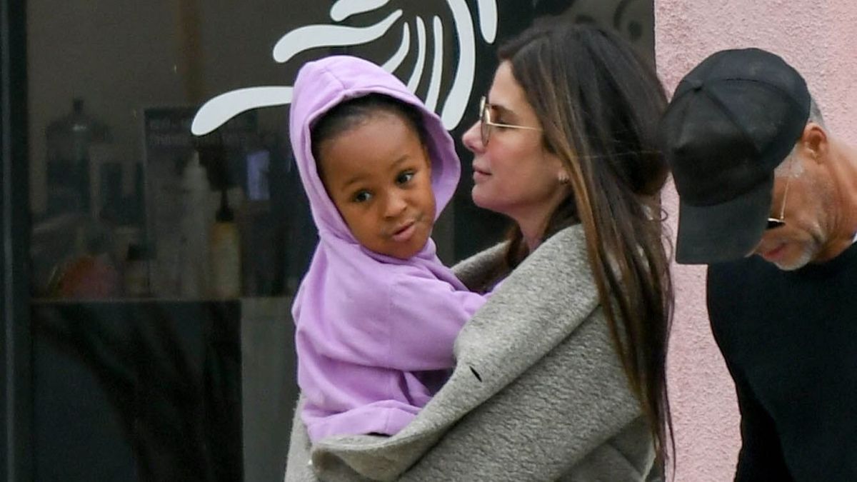 Annak ellenére, hogy Sandra Bullock nem beszél családjáról a nyilvánosságnak, a paparazzók időnként mégis lencsevégre kapják.