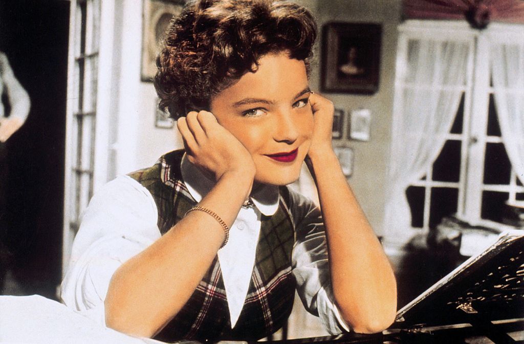 Romy Schneider az Amikor a fehér orgona újra virágzik címá filmjében 1953-ban: édesanyjával együtt szerepelt.