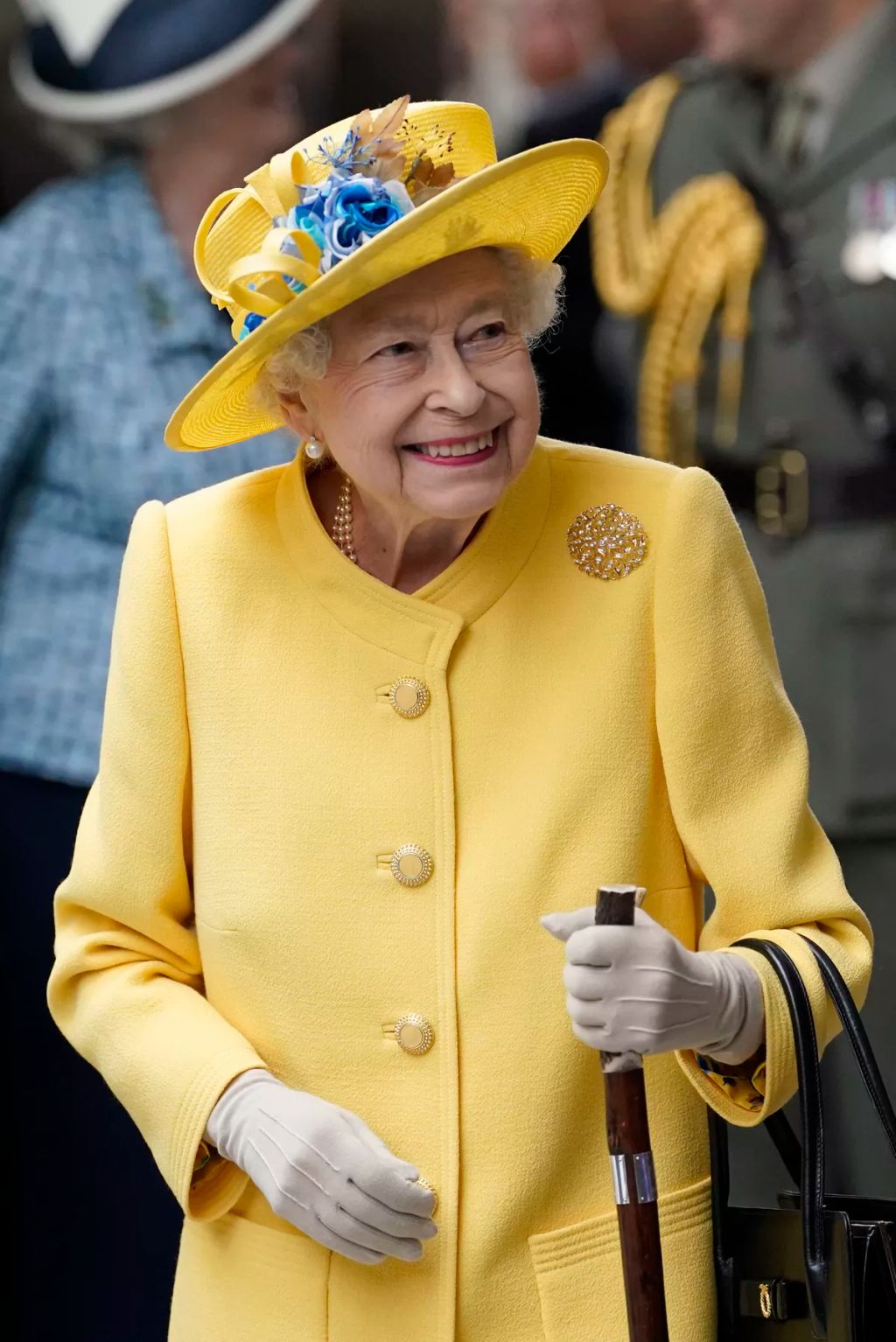 II. Erzsébet királynő az Elizabeth-vonal hivatalos megnyitóján a londoni Paddington pályaudvaron.