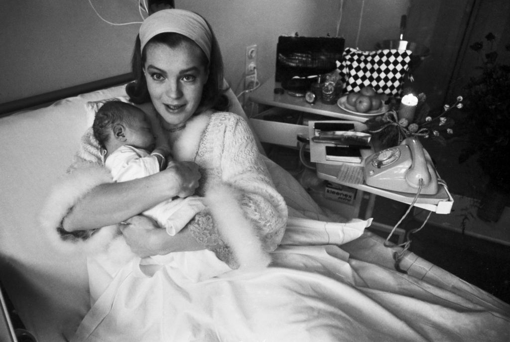 Romy Schneider újszülött fiával, David Christopherrel a karjában, 1966. december elején egy berlini kórházban, röviddel a szülés után.