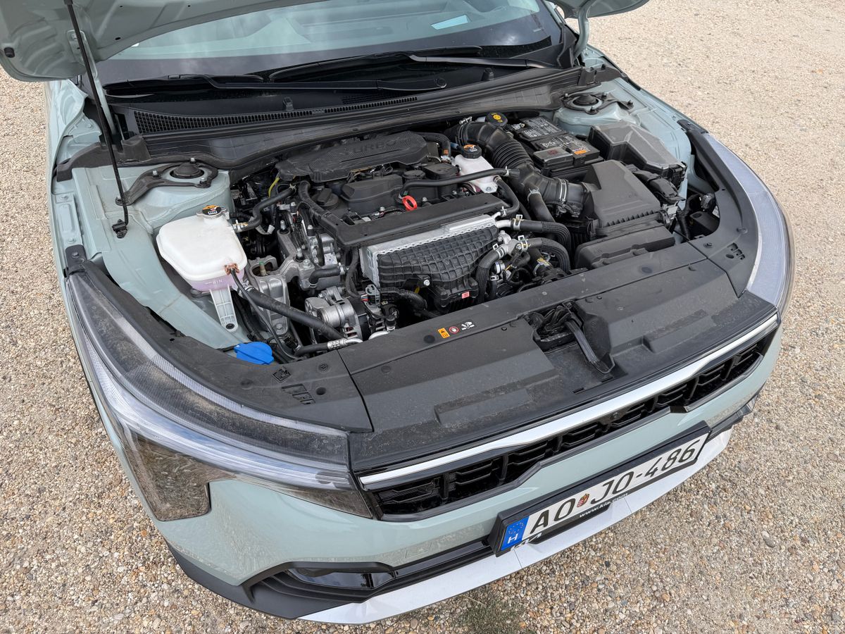 Kia K4 1.6 T-GDI 150 lóerős turbóbenzines motorja nyitott motorháztető alatt