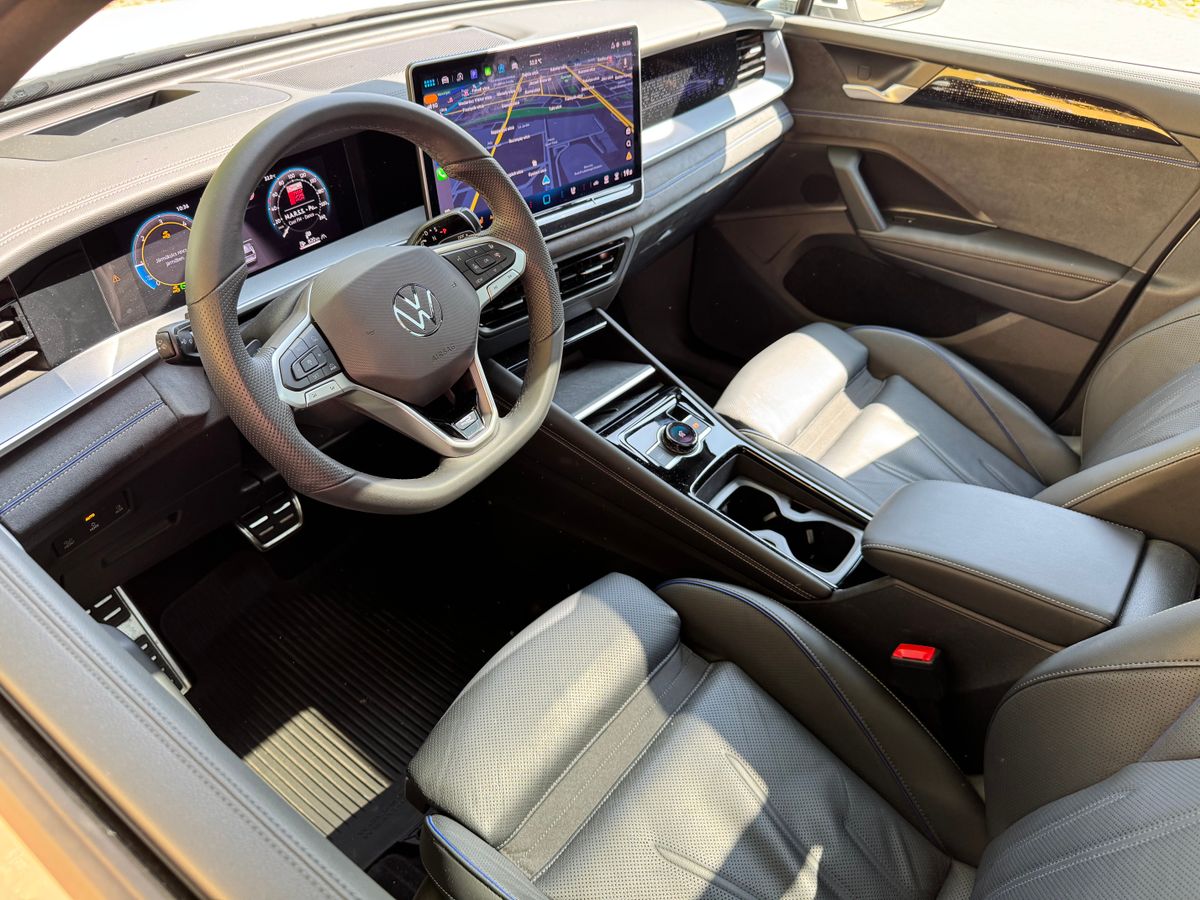 Volkswagen Tayron R-Line modern, tágas utastere digitális műszerfallal és központi érintőkijelzővel
