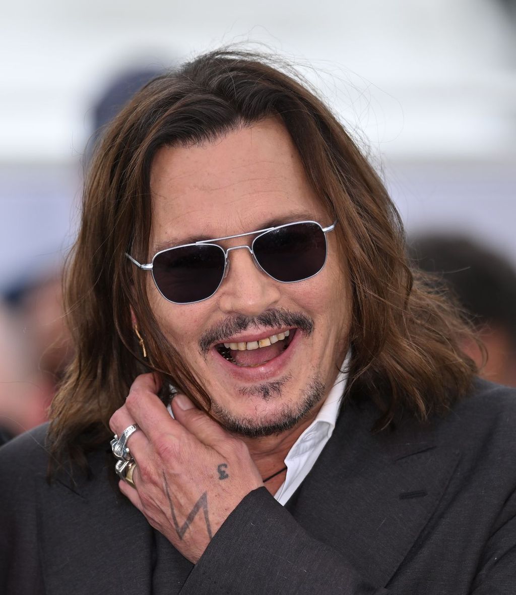 Johnny Depp 2024-ben villantott szinte fekete fogsort, azóta természetesen az övé is hófehér.