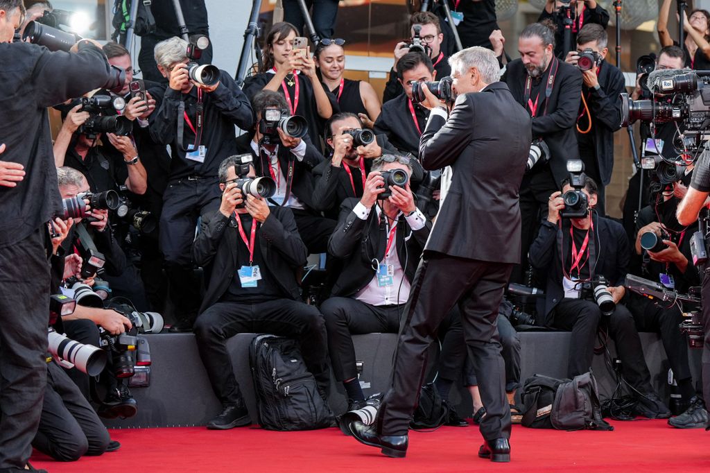 George Clooney elkezdett kattintgatni a velencei filmfesztiválon, az AFP fotósa, Tiziana Fabi fényképezőgépével.