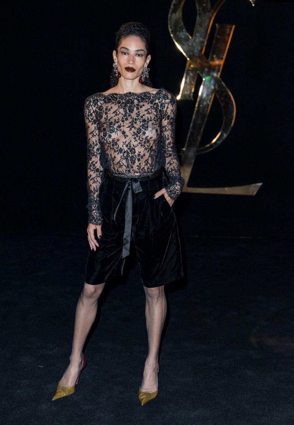 Mette Towley a Saint Laurent 2027-es tavaszi/nyári divatbemutatóján.