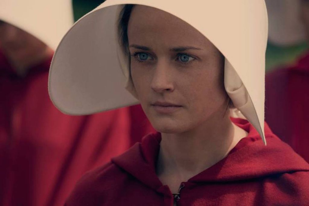 Alexis Bledel a Szolgálólány meséje című sorozatban 2017-ben.