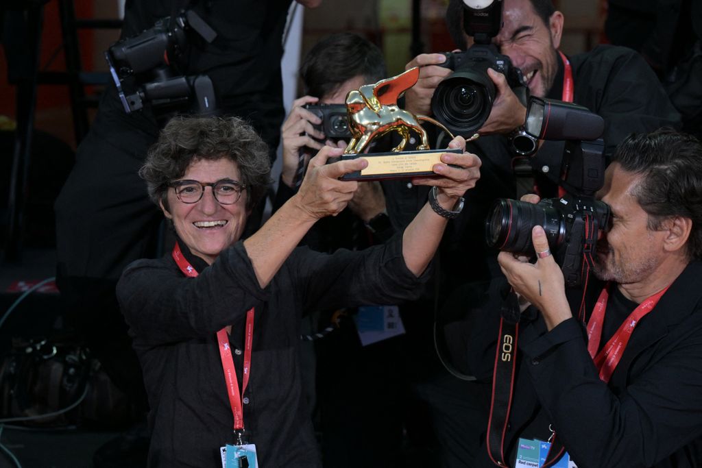 Íme, a George Clooney által készített fotó: Tiziana Fabi, az AFP fotóriportere látható rajta a színész életműdíjával. George Clooney az Arany oroszlánját cserélte el ideiglenesen a kamerára a 83. Velencei Nemzetközi Filmfesztivál szeptember 2-i megnyitóján.