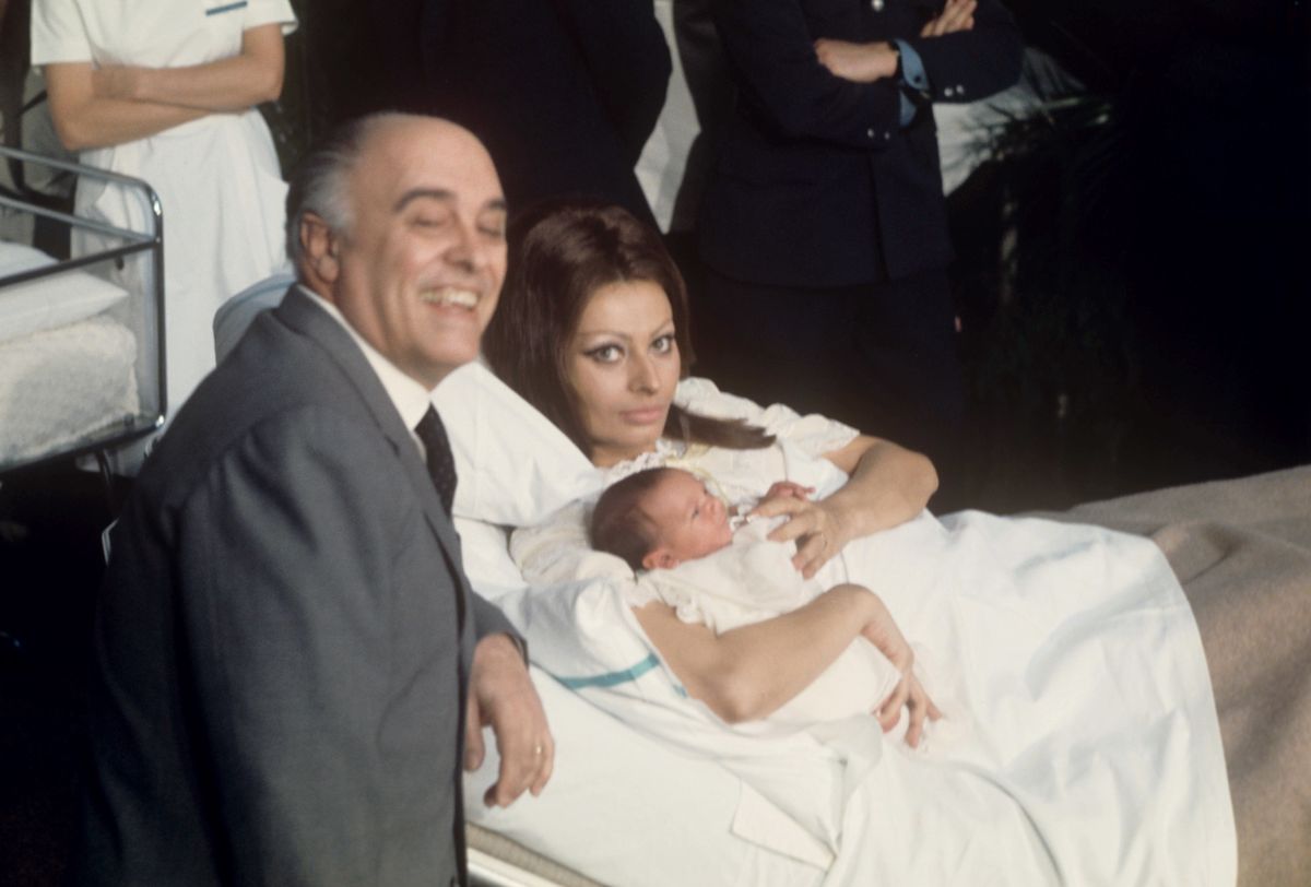 The parents, actress Sophia Loren and husband Carlo Ponti, proudly present their son Carlo Jr., born on 29 December 1968, on 4 January 1969 in Geneva to about 200 representatives of the press. | usage worldwide