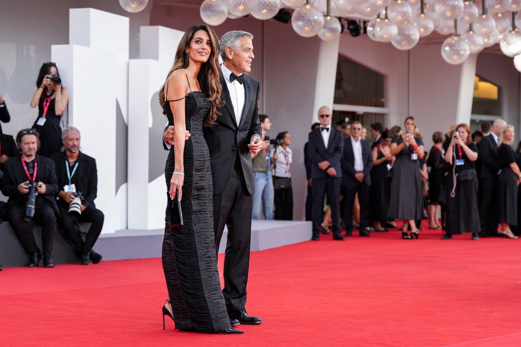 George Clooney és Amal Clooney a 83. velencei filmfesztivál vörös szőnyegén.