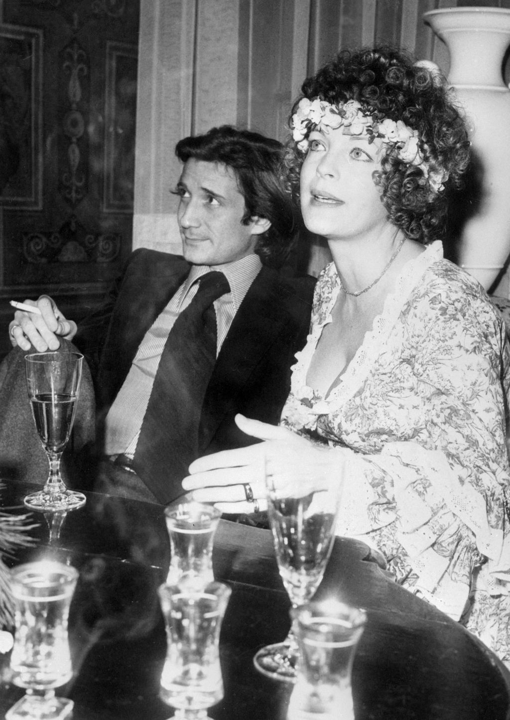 A 37 éves osztrák színésznő, Romy Schneider, és új férje, a 28 éves Daniel Biasini 1975. december 18-án.