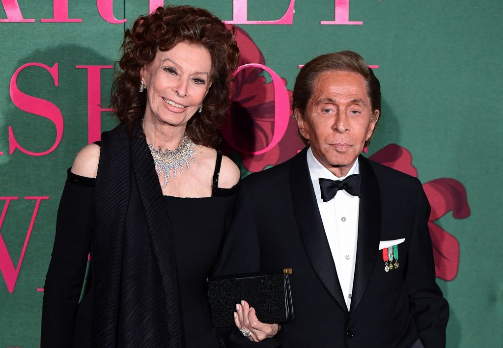 Az olasz színésznő, Sophia Loren, és az olasz divattervező, Valentino Garavani pózolnak érkezésükkor a 2019. szeptember 22-én Milánóban megrendezett 2020-as tavaszi–nyári női divathéten.