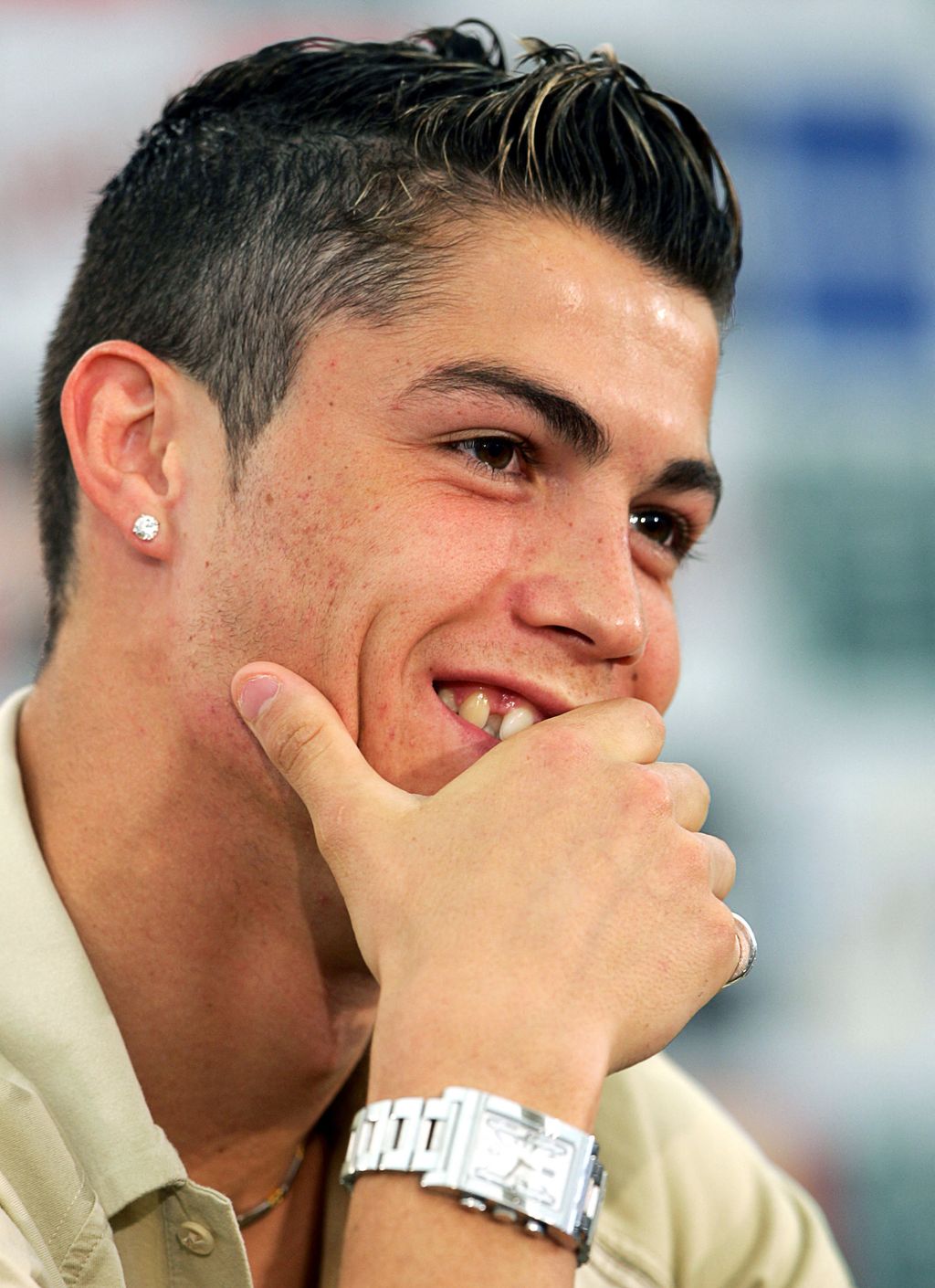 Cristiano Ronaldo megpróbálta takargatni fogsorát, de azért látszik, hogy 2004-ben még nem volt olyan hibátlan a mosolya.