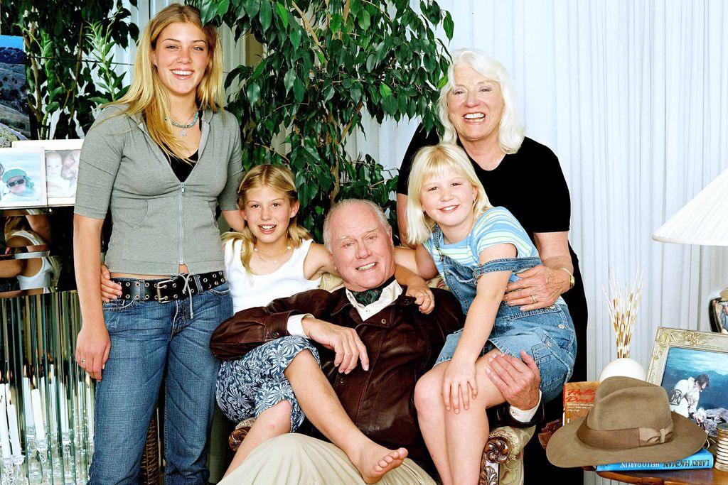 Larry Hagman színész feleségével, Majjal, és unokáival otthonukban, Santa Monicában 2002-ben.
