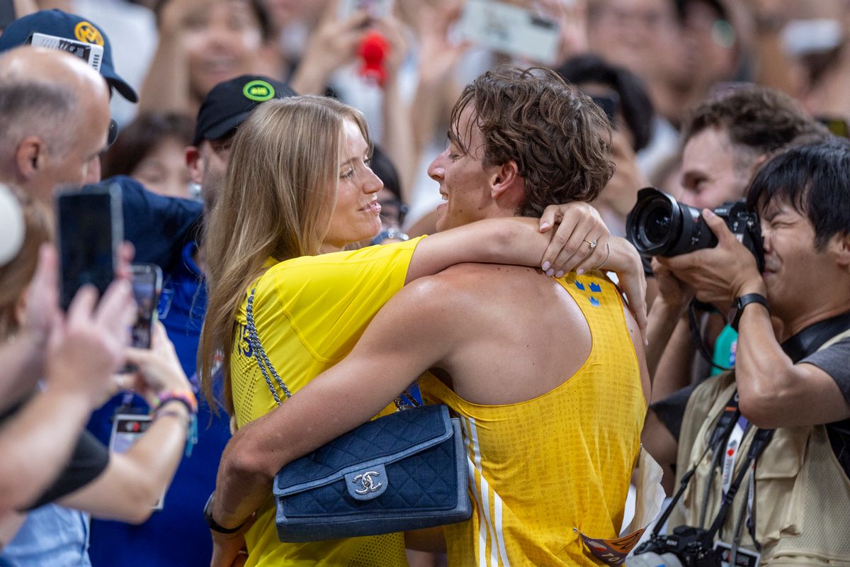 Armand Duplantis of Team Sweden celebrates with his girlfriend, Desire Inglander, after setting a new world record by clearing an attempt at 6.30 Metres during the Men's Pole Vault Final on day three of the World Athletics Championships Tokyo 2025 at National Stadium on September 15, 2025 in Tokyo, Japan. (Photo by Andrzej Iwanczuk/NurPhoto) (Photo by ANDRZEJ IWANCZUK / NurPhoto via AFP)