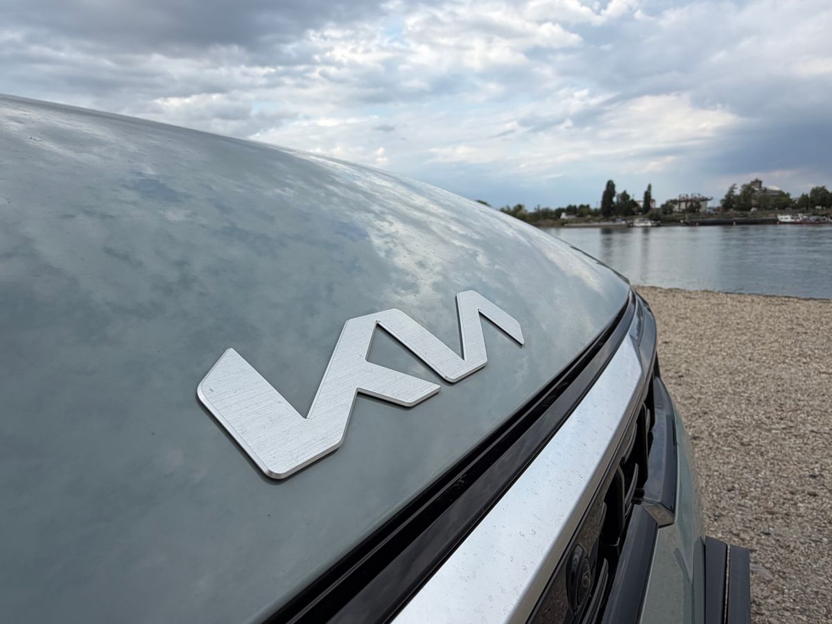 Kia K4 mélyzöld motorháztetője a vízparton