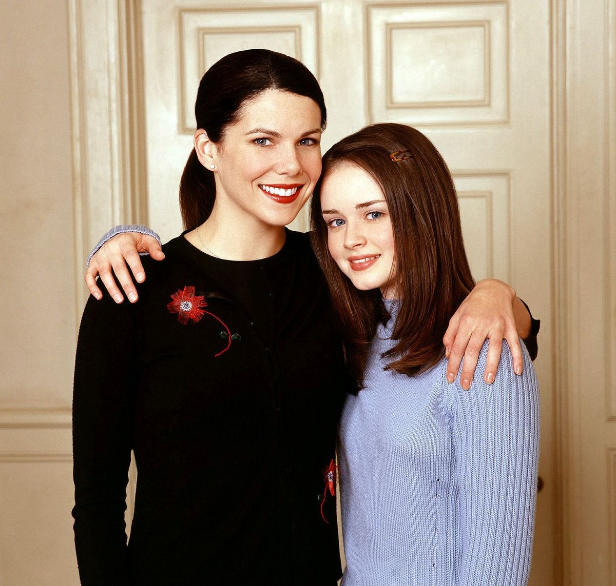 Lauren Graham mint Lorelai Gilmore, Alexis Bledel mint Rory Gilmore a Szívek szállodája, vagyis a Gilmore Girls című sorozatban.