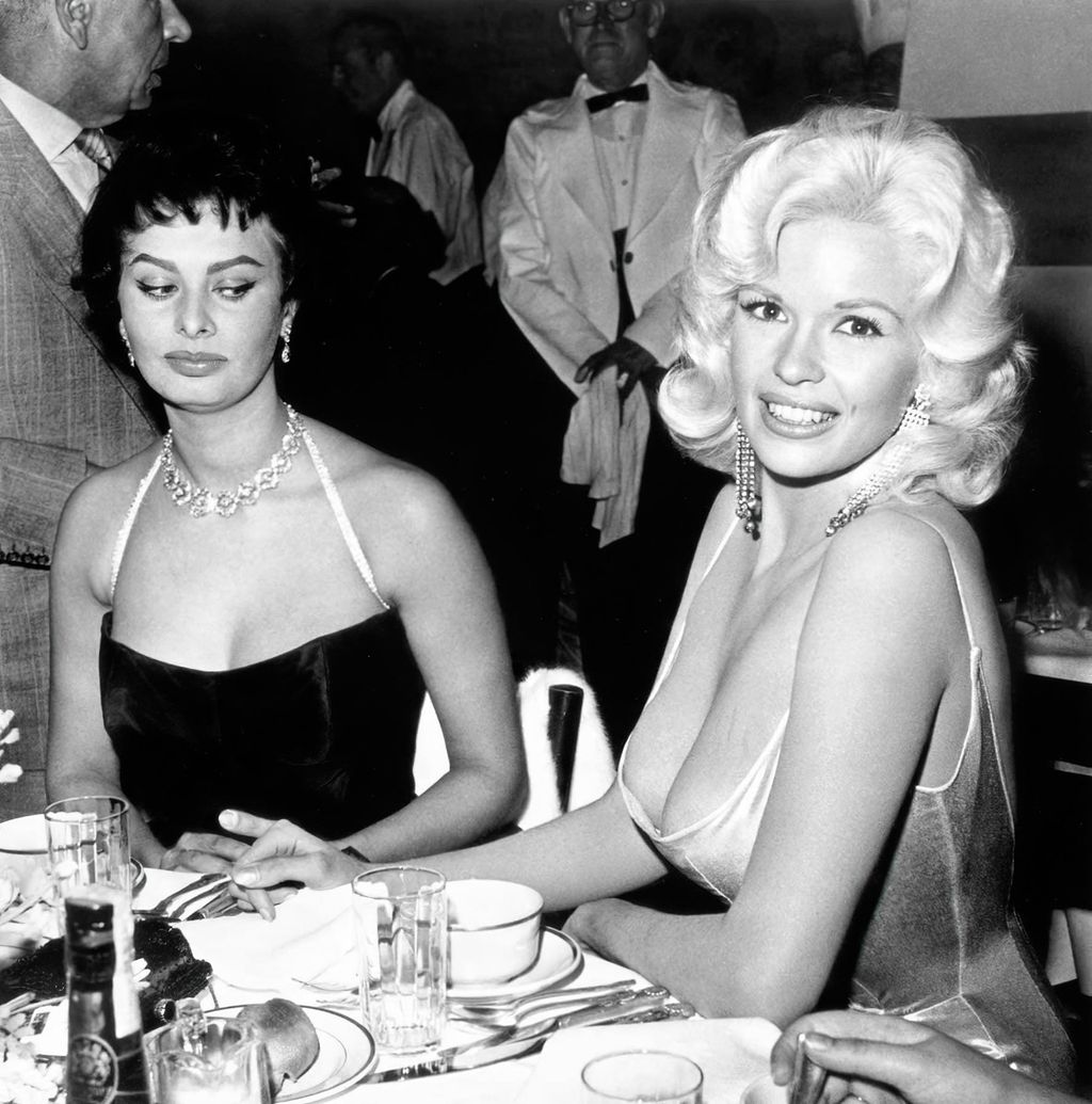 Jayne Mansfield és Sophia Loren elhíresült fotója 1957-ben: a színésznő tiszteletére rendezett vacsorán történt az incidens.