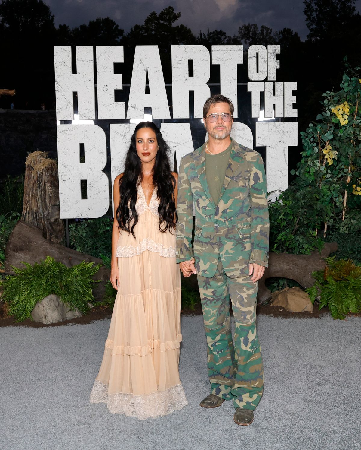 Brad Pitt barátnője, Ines de Ramon áttetsző ruhában érkezett A vadon szíve premierjére.