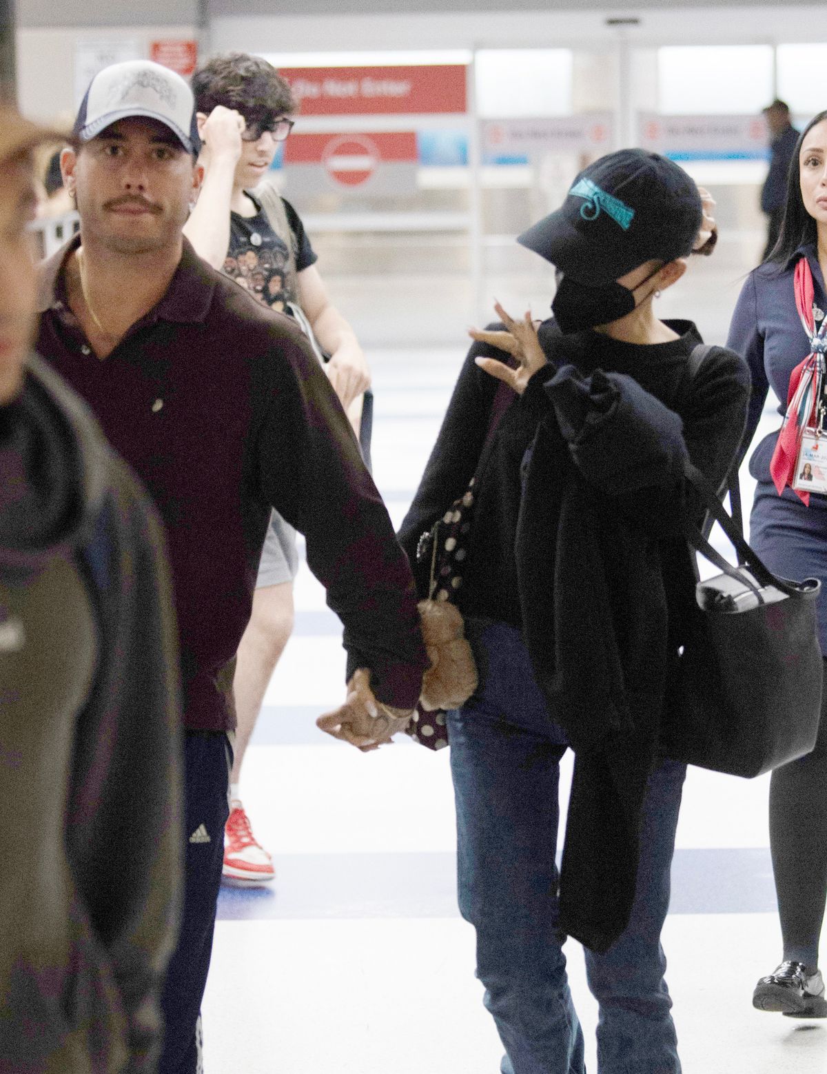 Ariana Grandét és Ricky Alvarezt kézen fogva látták a New York-i JFK repülőtéren: az énekesnő baseballsapka alá bújva próbált felismerhetetlen maradni.