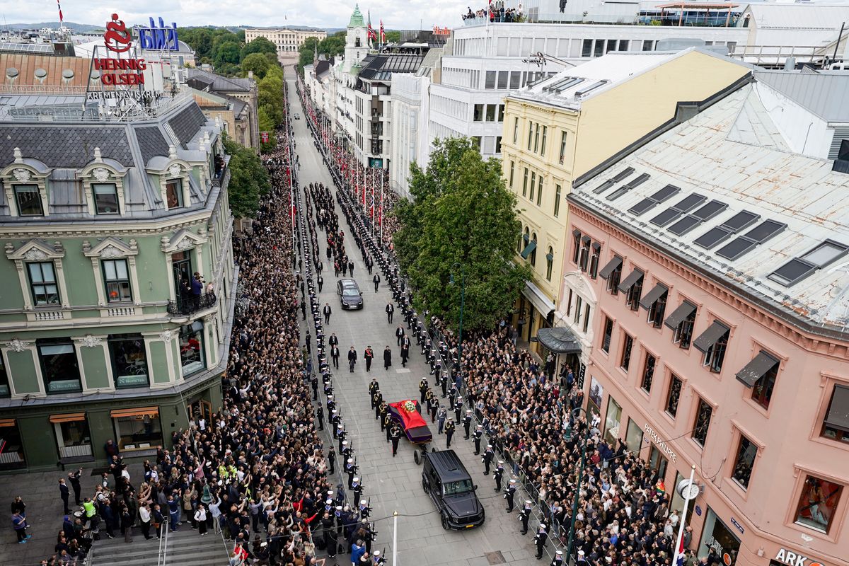Díszőrség kíséretében szállítják át a néhai V. Harald király koporsóját a királyi palota kápolnájából az oslói székesegyházba - Emberek százai búcsúztak az uralkodótól az utcán