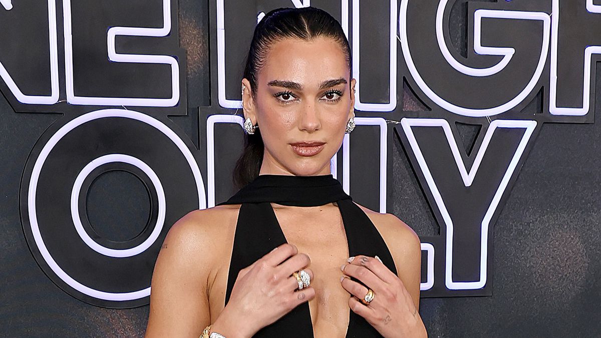 Dua Lipa a legújabb trend szerint pózolt Egy New York-i premieren.