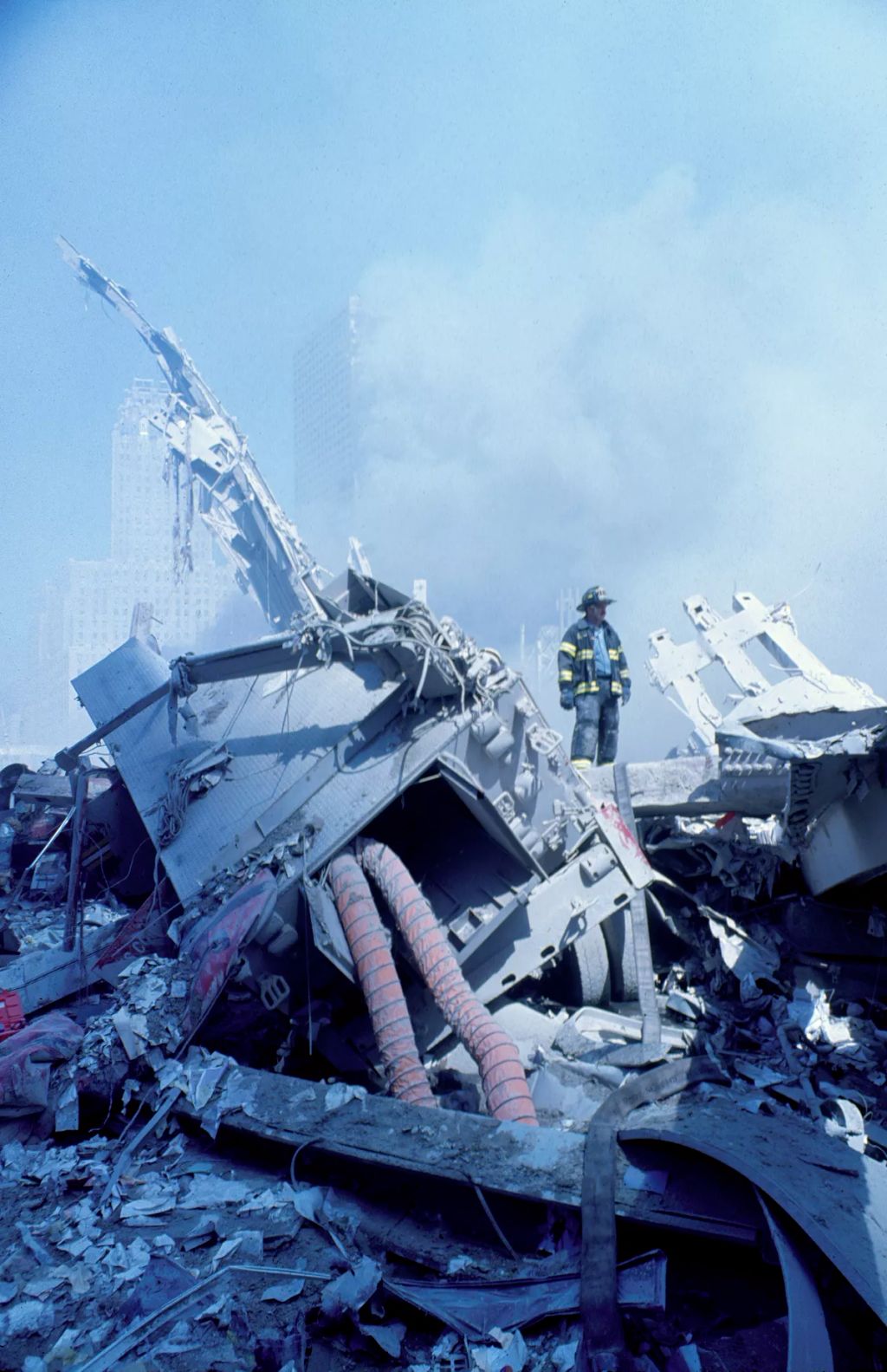 A World Trade Center elleni 9/11-es támadás után egy magányos new yorki tűzoltó áll a Marriott Hotel és a második, összeomlott WTC-torony romjain.